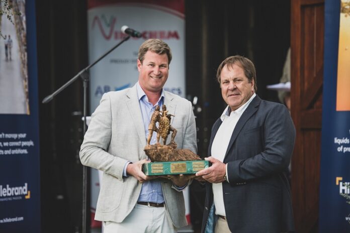 Vinpro chairman Anton Smuts receives prestigious Pon van Zyl trophy